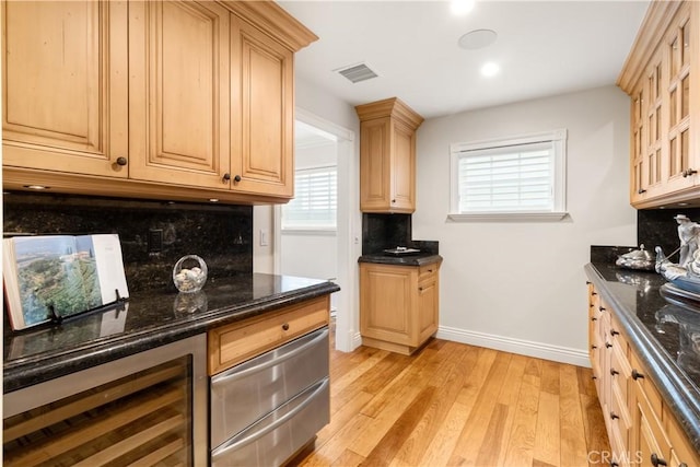 kitchen featuring tasteful backsplash, visible vents, light wood-style flooring, and light brown cabinets