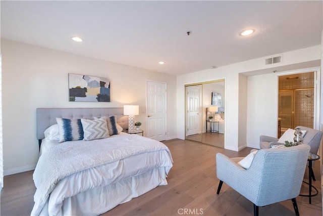 bedroom featuring visible vents, light wood-style flooring, recessed lighting, a closet, and baseboards