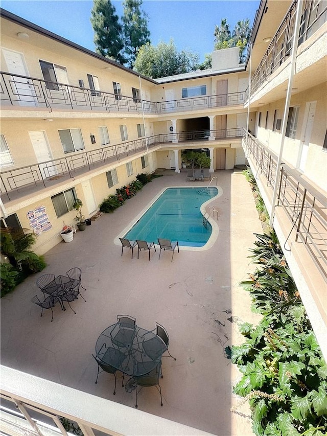 4358 Mammoth Ave Unit 14, Sherman Oaks, CA 91423 - community pool with a patio