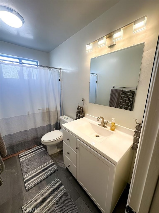 full bathroom with a shower with curtain, toilet, and vanity