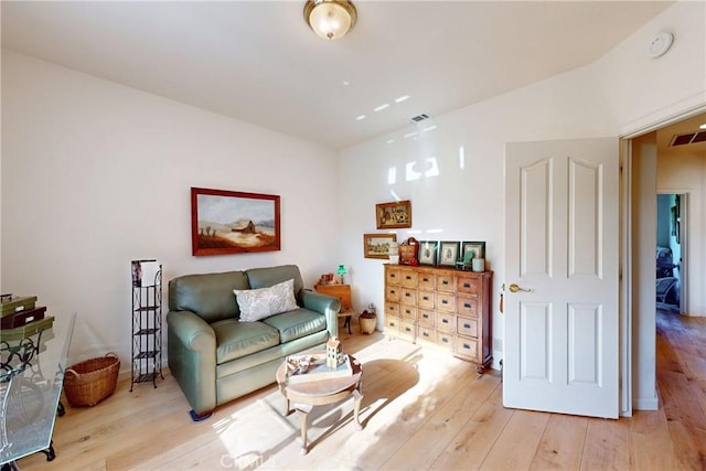 2139 Verde Canyon Rd, Arroyo Grande, CA 93420 - living area with light wood-style floors