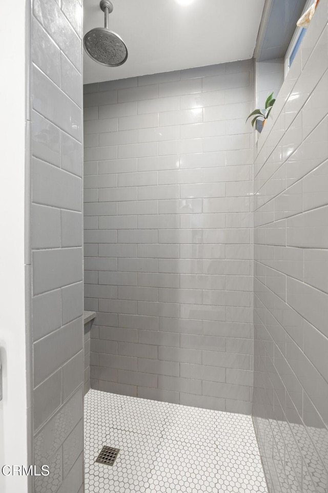 bathroom featuring a tile shower