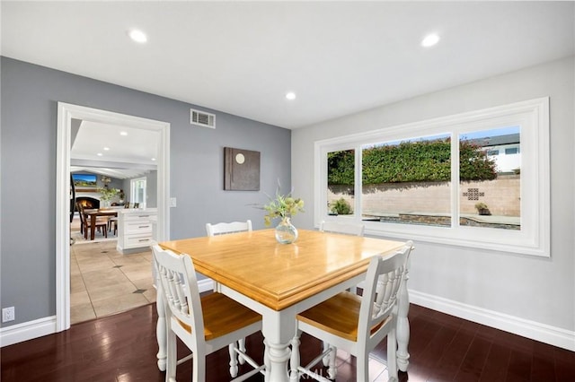 dining room featuring visible vents, recessed lighting, baseboards, and wood finished floors