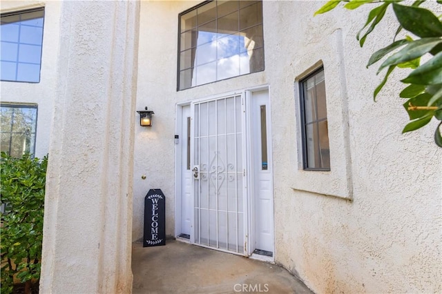 property entrance featuring stucco siding