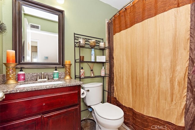 full bath featuring vanity, toilet, a shower with curtain, and visible vents