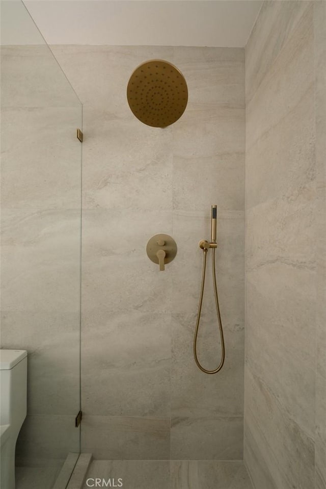 full bathroom featuring tiled shower