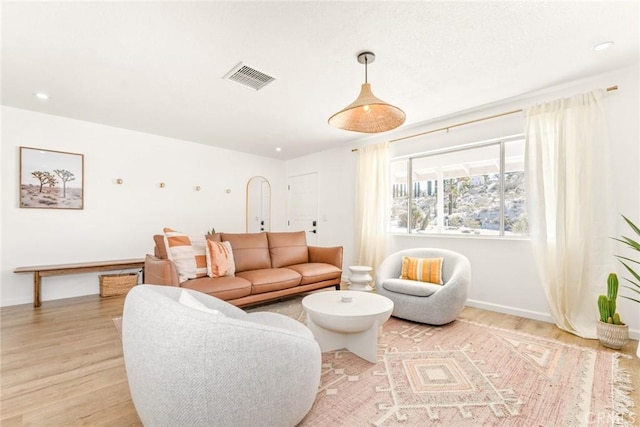 living area featuring recessed lighting, visible vents, baseboards, and light wood-style floors