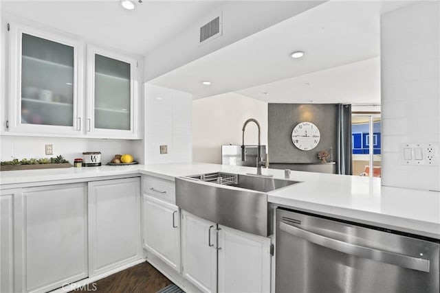 kitchen featuring visible vents, a sink, light countertops, white cabinets, and dishwasher