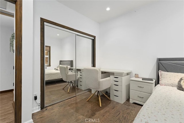 bedroom with recessed lighting, a closet, baseboards, and dark wood-style flooring