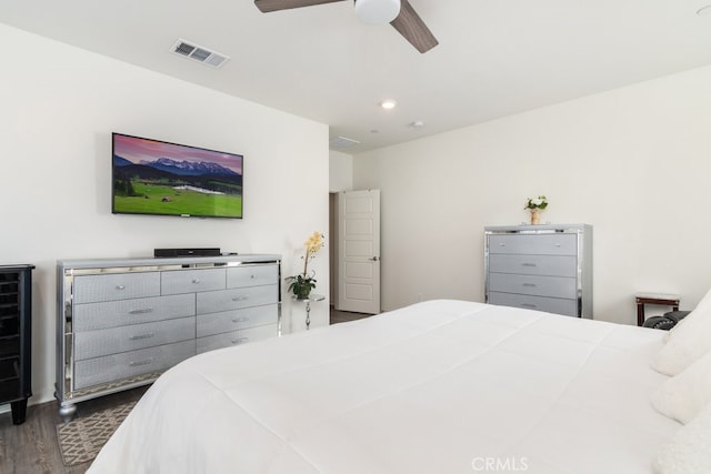 bedroom with beverage cooler, visible vents, dark wood finished floors, recessed lighting, and ceiling fan