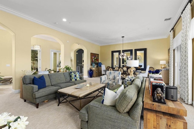 living area with crown molding, a notable chandelier, visible vents, and arched walkways