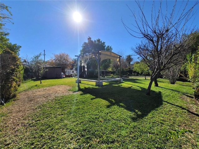 view of yard featuring a pergola