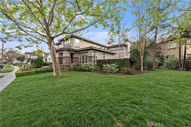 view of front of property featuring stucco siding and a front lawn