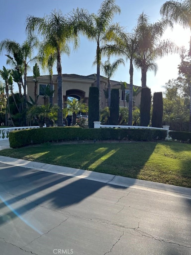 view of front of home featuring a front yard