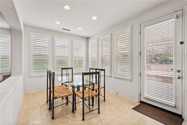 dining area featuring recessed lighting, visible vents, and baseboards