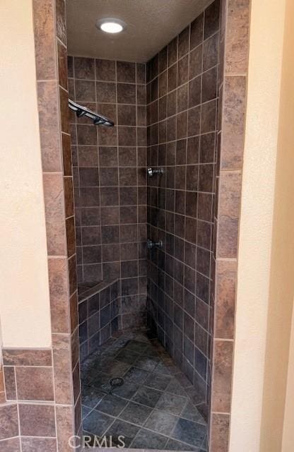 bathroom featuring a tile shower