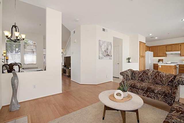 living area featuring an inviting chandelier, recessed lighting, visible vents, and light wood-type flooring