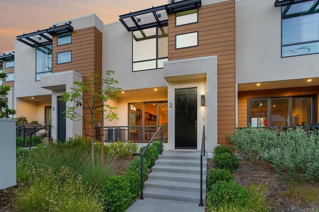 view of front facade featuring stucco siding