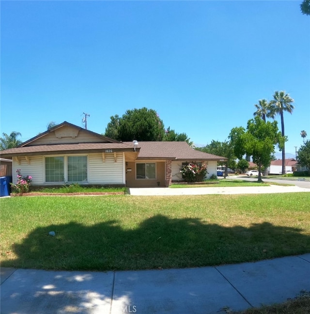 ranch-style house featuring a front lawn