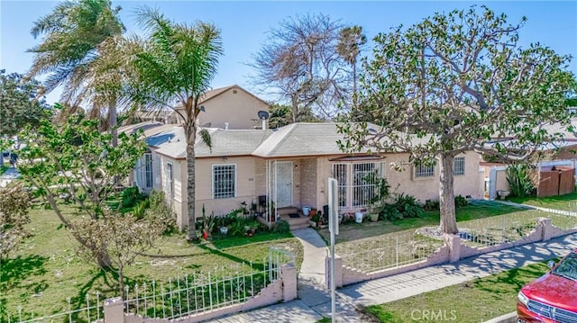 view of front facade featuring a front yard and fence