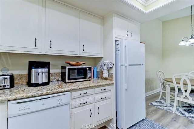 86 Calle Aragon Unit O, Laguna Woods, CA 92637 - kitchen featuring light wood-style flooring, a chandelier, white appliances, and white cabinetry