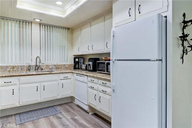 86 Calle Aragon Unit O, Laguna Woods, CA 92637 - kitchen featuring a sink, light wood-type flooring, white appliances, and white cabinetry