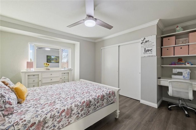 bedroom featuring a closet, dark wood-type flooring, ornamental molding, and a ceiling fan