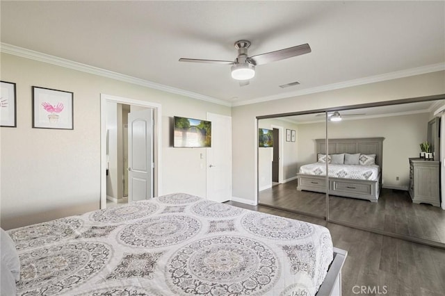 bedroom with visible vents, a ceiling fan, wood finished floors, and crown molding