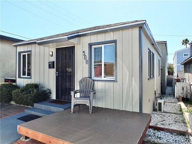 508 30th St, Hermosa Beach, CA 90254 - doorway to property featuring board and batten siding