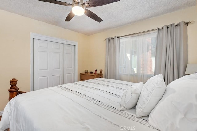 bedroom featuring a ceiling fan, a closet, and a textured ceiling