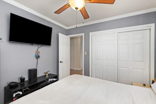 bedroom featuring a closet, a ceiling fan, and ornamental molding