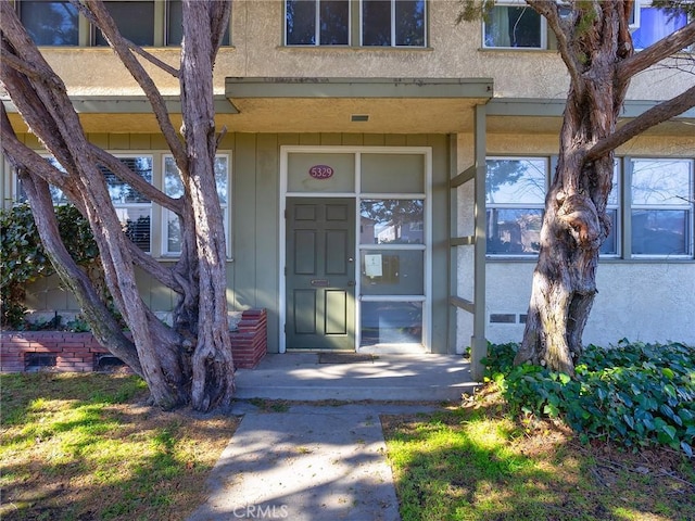 view of exterior entry featuring stucco siding