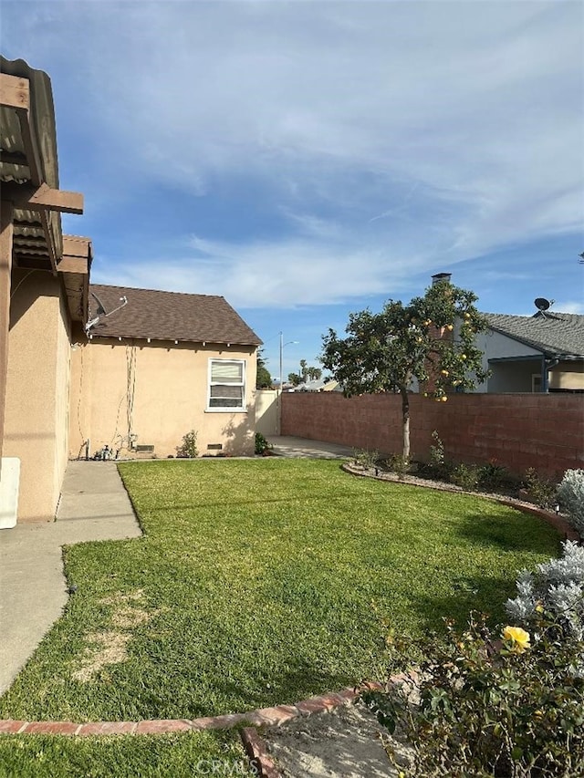 view of yard featuring fence