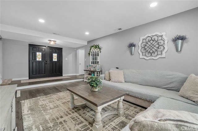 living room featuring visible vents, recessed lighting, baseboards, and wood finished floors