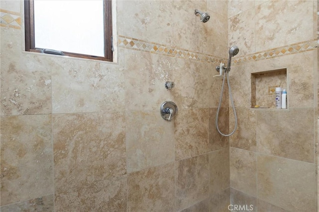 room details featuring a tile shower