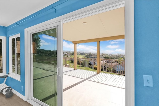 entryway featuring baseboards