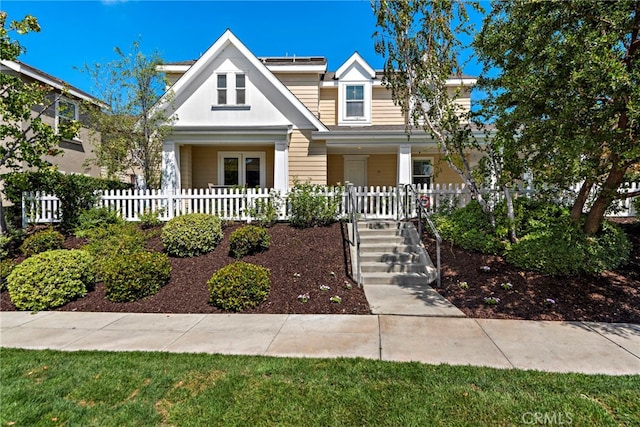 view of front facade featuring a fenced front yard