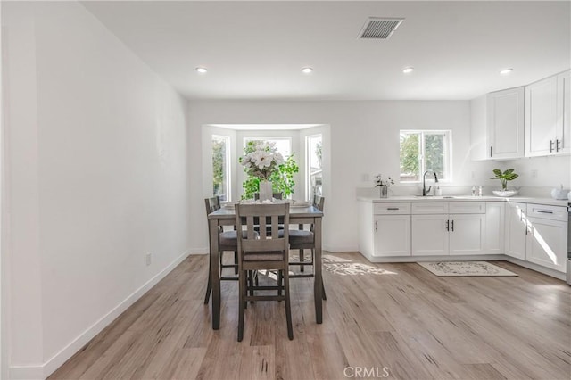 dining space with recessed lighting, visible vents, baseboards, and light wood-style flooring