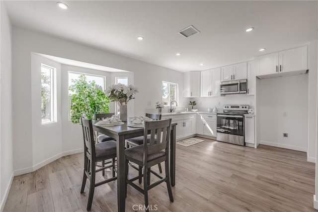 dining area featuring recessed lighting, visible vents, baseboards, and light wood-style floors