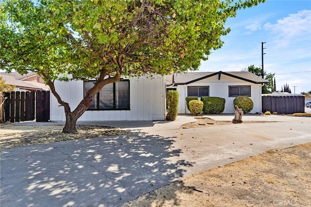 view of front of property featuring fence