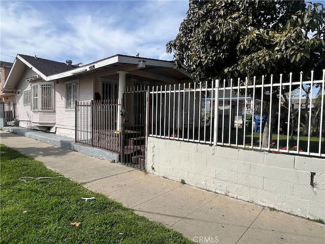 9145 Orchard Ave, Los Angeles, CA 90044 - view of front of house with a fenced front yard