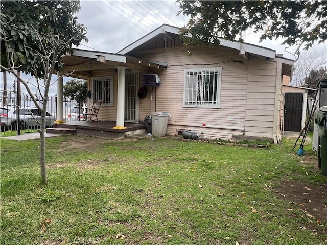 view of front facade featuring a front lawn and fence