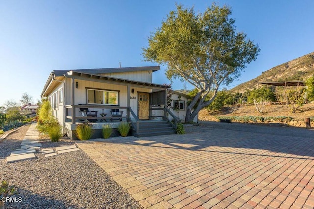 view of front of property featuring a porch