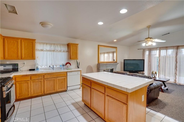 kitchen with visible vents, a sink, black microwave, stainless steel gas range oven, and dishwasher