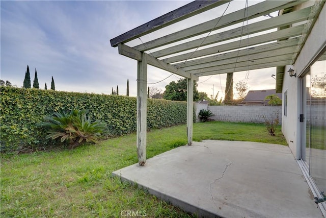 view of yard featuring a patio area, a pergola, and a fenced backyard