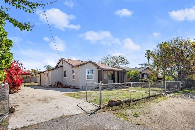 view of front of home with a fenced front yard, stucco siding, and a front yard