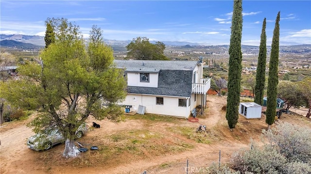 birds eye view of property featuring a mountain view