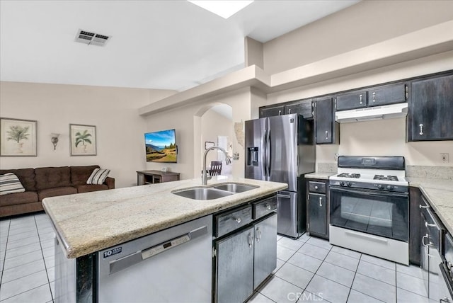 kitchen with visible vents, a sink, under cabinet range hood, stainless steel appliances, and a kitchen island with sink