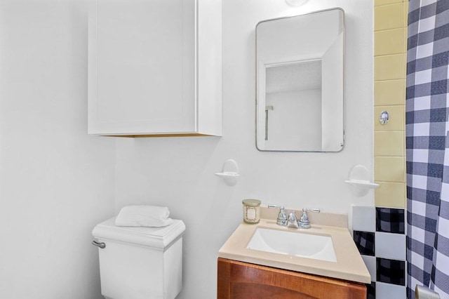 full bathroom with toilet, vanity, and a shower with shower curtain