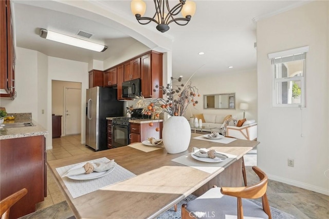 dining space with visible vents, baseboards, an inviting chandelier, recessed lighting, and arched walkways